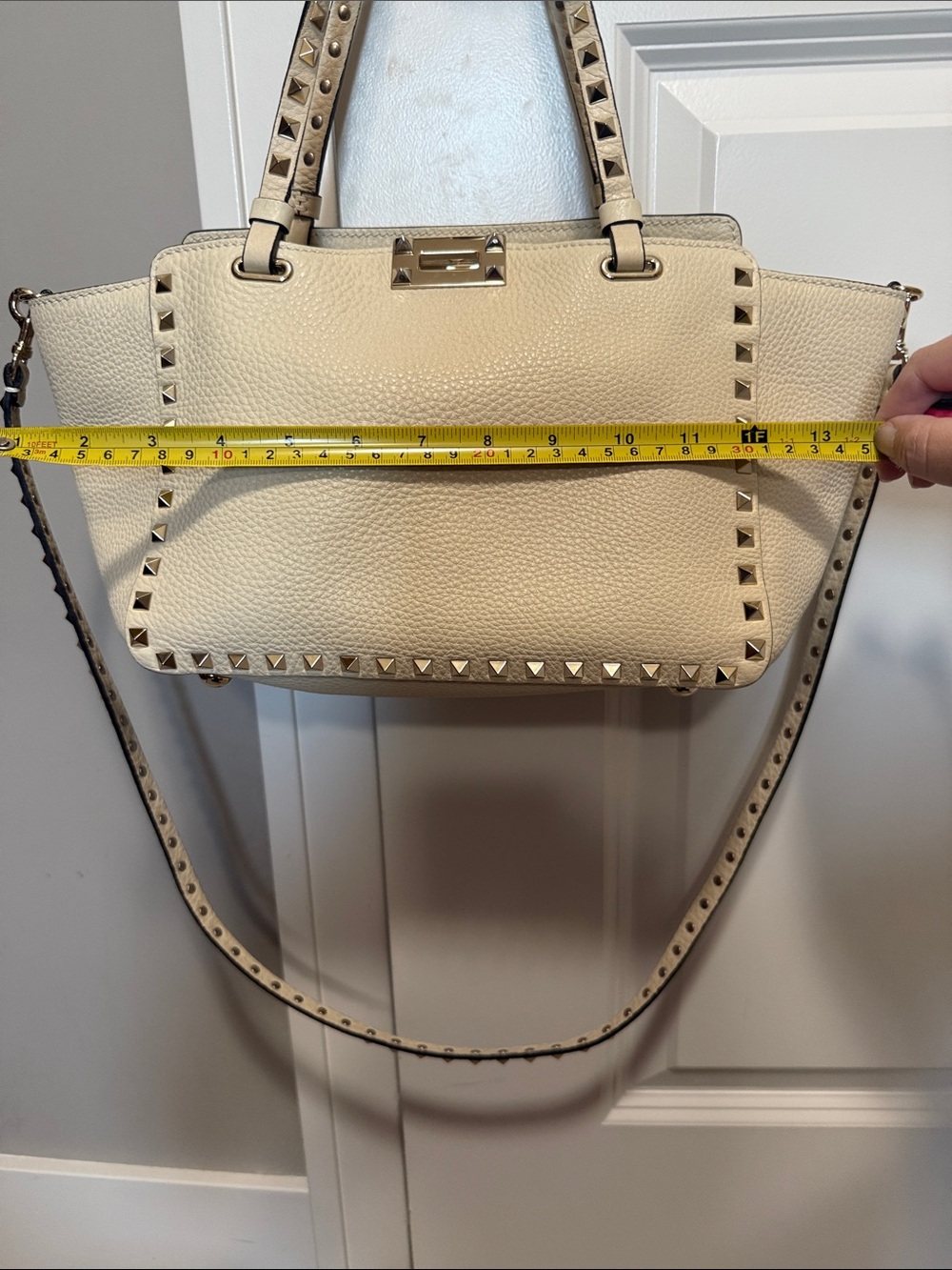 ***Last Call*Valentino Garavani Rockstud Ivory Leather Tote Shoulder Bag Studded - Picture 8 of 9